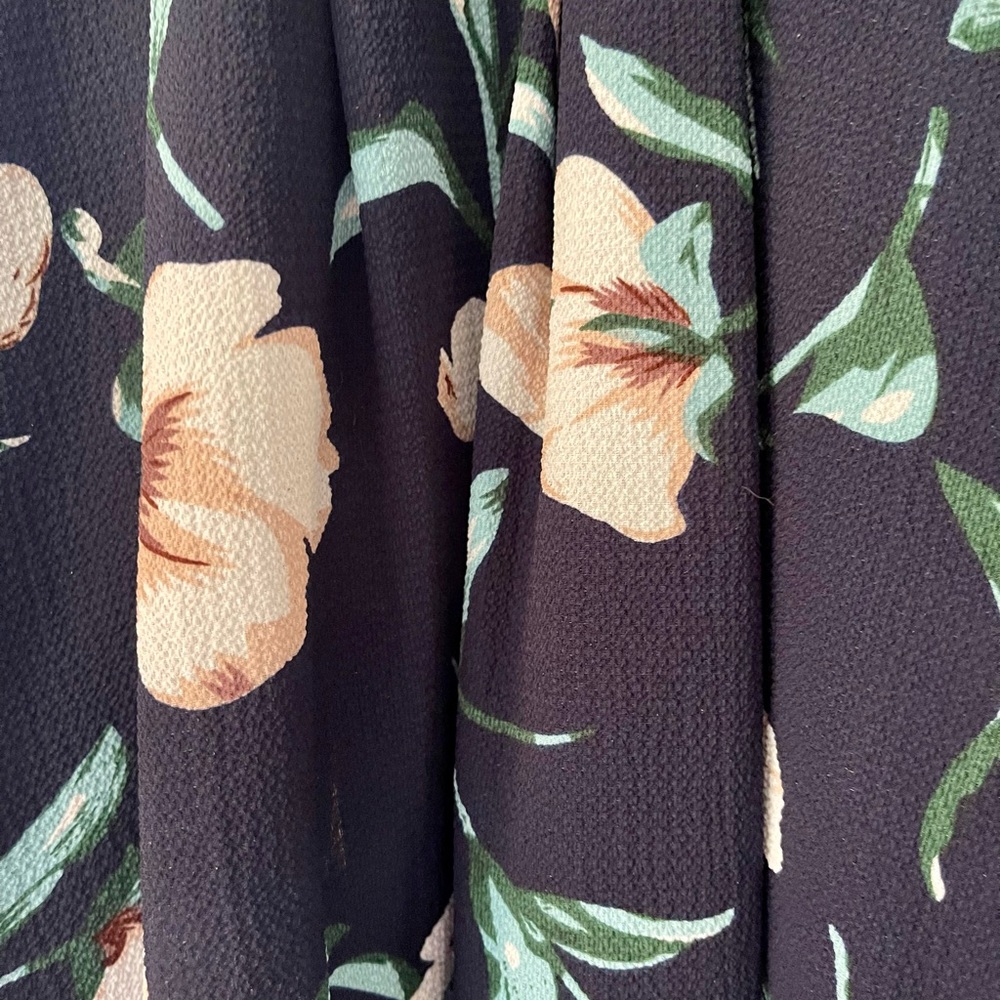 Navy blue floral romper sz S NWOT - Picture 3 of 3